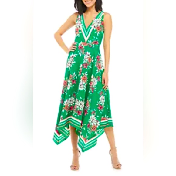 Vince Camuto Dresses & Skirts - Vince Camuto A line handkerchief hem floral dress. Women’s size 2.